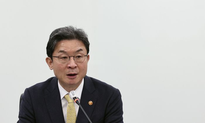 “엄카 없으면 현금 들고다녀야”... 미성년자 체크카드 발급 연령 ‘완전 폐지’