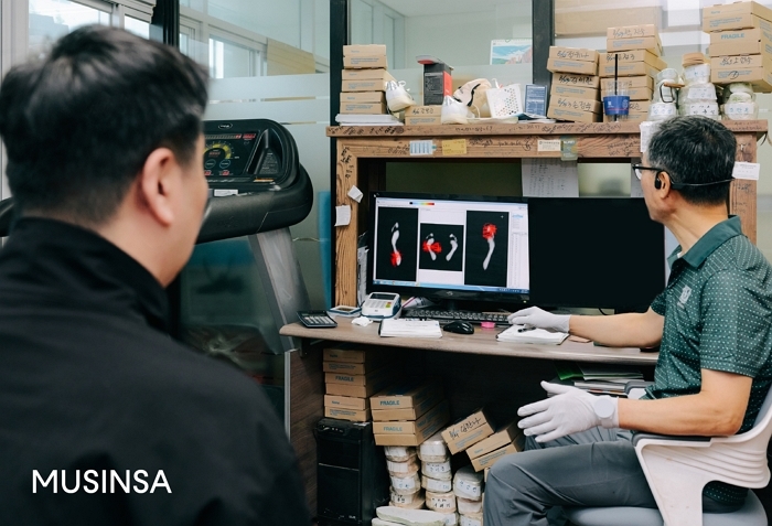 “편안한 걸음의 자유를”... 무신사, 보행 불편한 장애인에 ‘맞춤형 정형신발’ 지원