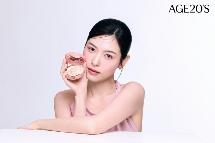 AGE20'S 베일 누디 에센스 팩트 글로우_모델컷.jpg