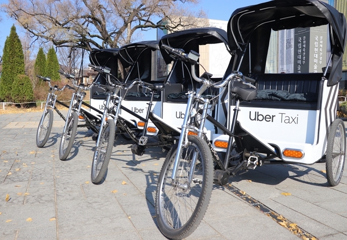 [사진 2] 우버 택시가 서울 북촌에서 ‘우버 택시 인력거’를 활용한 투어 프로그램을 운영한다..jpg