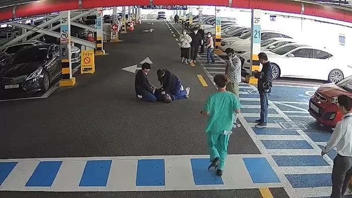 단국대병원 직원들이 병원 주차장에서 갑자기 쓰러진 70대 남성에게 심폐소생술을 하고 있다. 단국대병원 제공