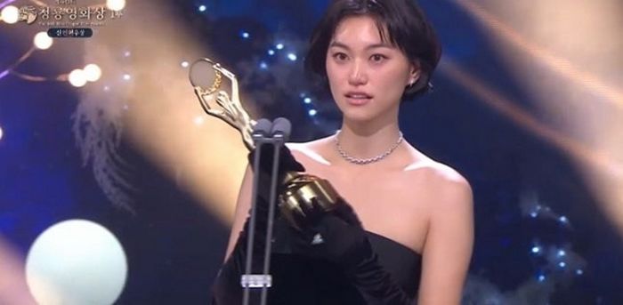 “아이돌로 데뷔했는데” 청룡 트로피 거머쥐고 눈물 펑펑 쏟은 여배우... 감독까지 울컥