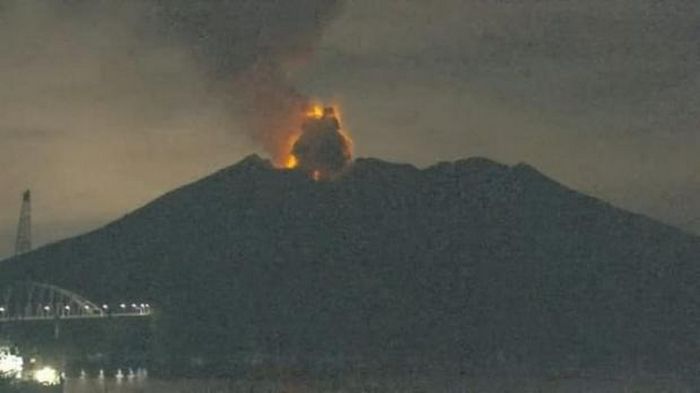 일본 사쿠라지마 화산 또 폭발... 화산재 4400m 상공까지 치솟아 (영상)