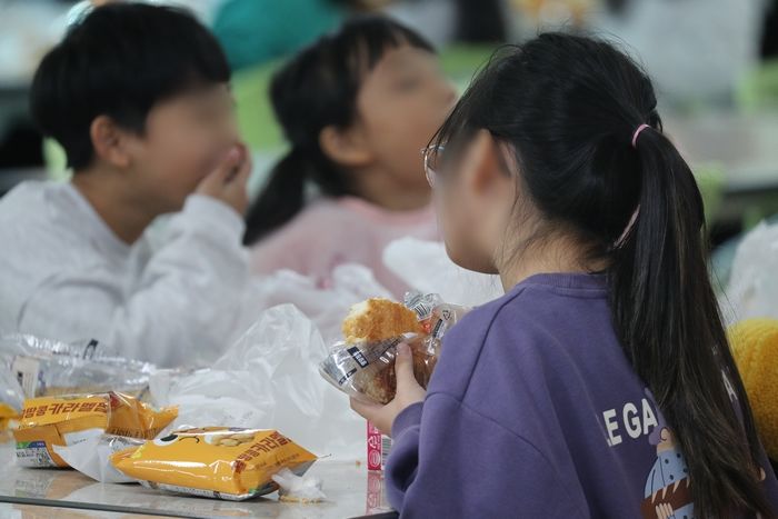 학교 비정규직 총 파업에 ‘급식 중단’... 또다시 밥 대신 빵 먹는 아이들