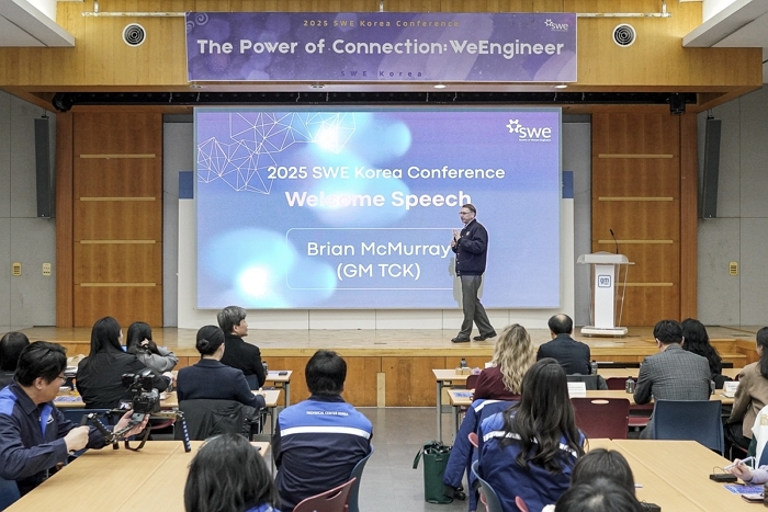 [사진 3] 2025 SWE 코리아 컨퍼런스에서 환영사를 전하는 브라이언 맥머레이 지엠테크니컬센터코리아 사장.JPG