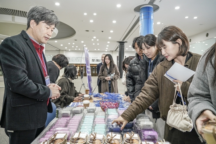 [사진 2] 2025 SWE 코리아 컨퍼런스 행사장에 입장하는 참석자들의 모습.JPG