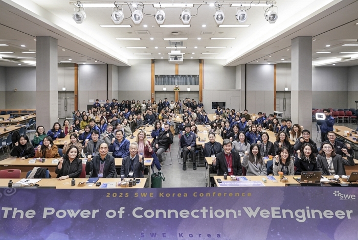 [사진 1] 2025 SWE 코리아 컨퍼런스에서 단체사진을 촬영하고 있는 참석자들의 모습.JPG