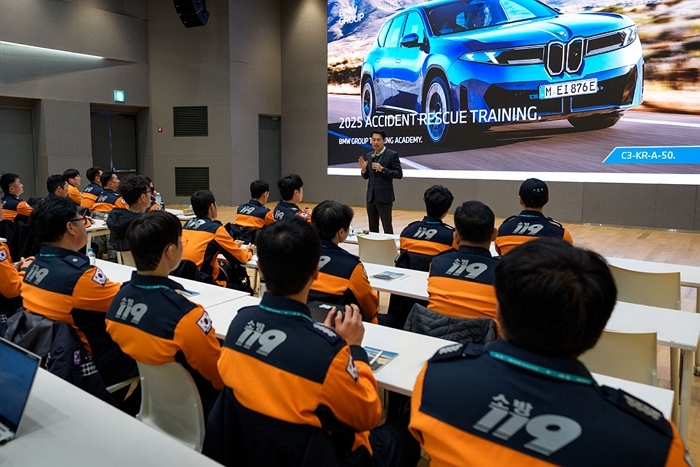 사진3-BMW 그룹 코리아, 인천지역 소방대원 대상 전기차 소방 교육∙훈련 진행.jpg