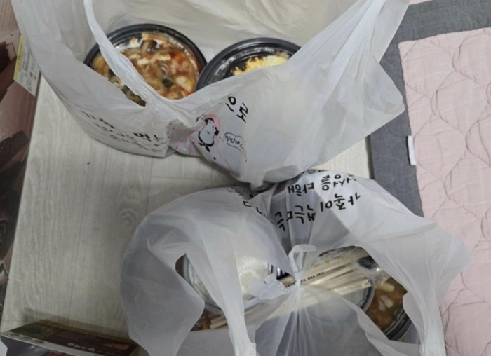 오배달 받았지만... 추운 날 배달기사가 일당 날릴까 봐 대신 음식값 3만원 내준 손님
