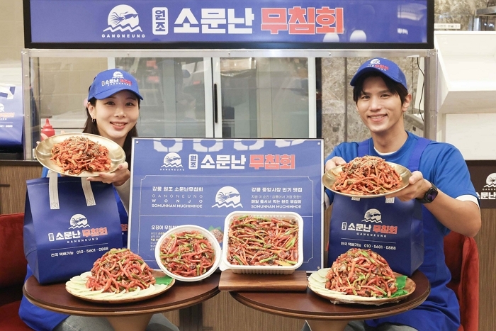 ‘오징어+고동+특제양념’... 강릉 원조 무침회가 ‘강남 신세계’ 뒤흔든다