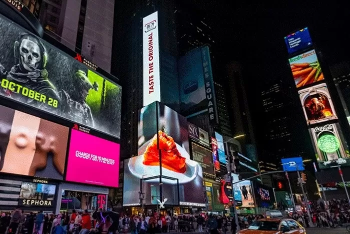 대상은 지난 10일(현지시각)부터 미국 뉴욕 맨해튼 타임스스퀘어의 아메리칸이글 빌딩에서 종가(JONGGA) 브랜드 김치 광고를 선보이고 있다. (사진=대상)