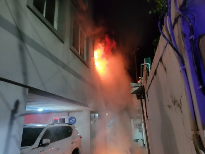 진주 상봉동 원룸서 불... 같이 살던 직장 동료 1명 사망·1명 중태