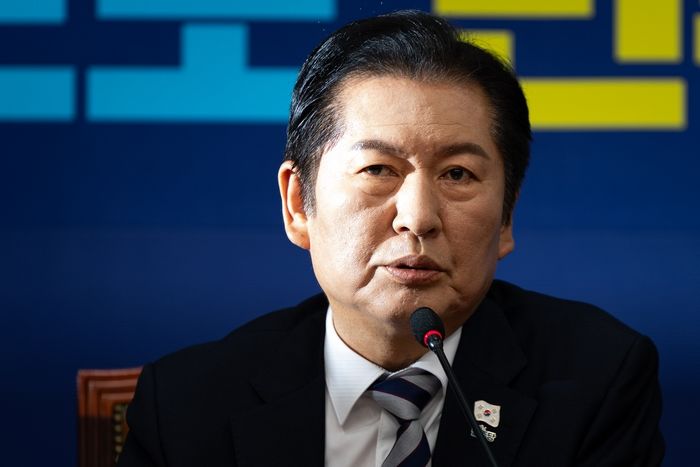 尹 재판 쇼츠 영상 보던 정청래... “이런 자가 대통령이었다니 참 비루하다”