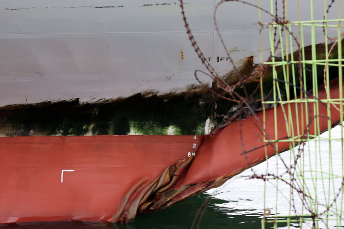 origin_나뭇가지박혀있는좌초된여객선사고부위.jpg