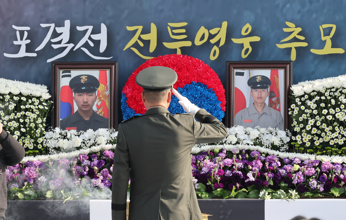 23일 대전 유성구 국립대전현충원에서 열린 제15주년 연평도 포격전 전투영웅 추모 및 전승기념 행사에서 주일석 해병대사령관이 고인을 추모하고 있다 / 뉴스1