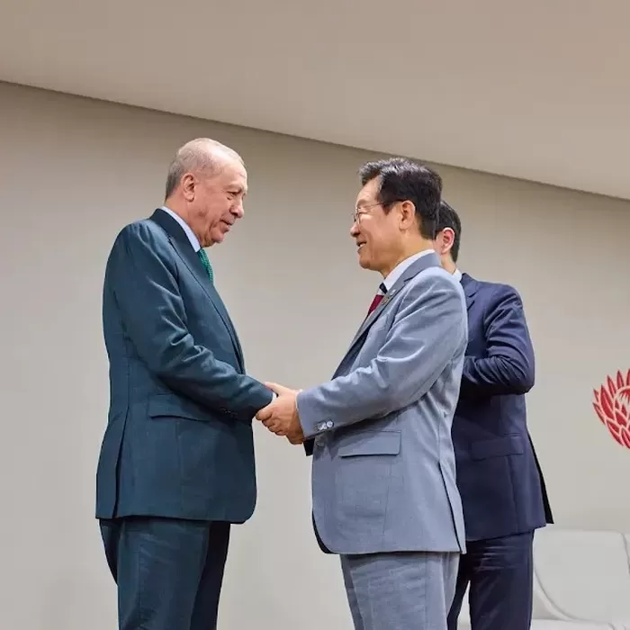 남아프리카공화국 요하네스버그 엑스포 센터에서 열린 믹타(MIKTA) 정상회동에서 레젭 타입 에르도안 튀르키예 대통령과 악수하는 이재명 대통령 / YouTube 'KTV 이매진'