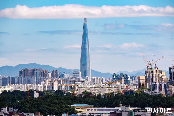 롯데 연말 인사, 11월 아닌 12월?... 신동빈 회장 고민 깊어지는 ‘찐’ 사연은