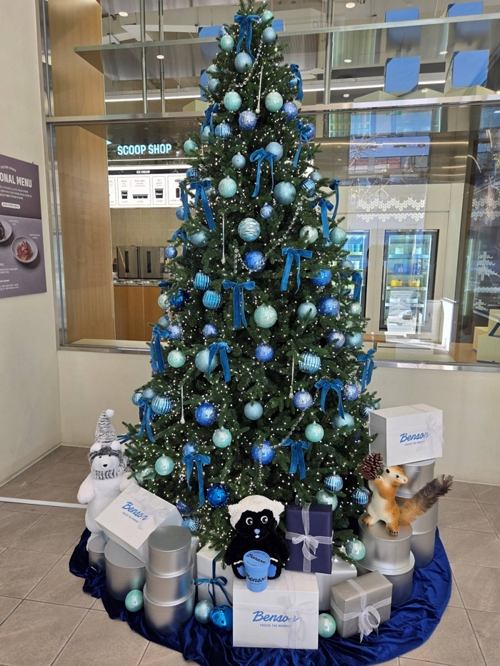 [베러스쿱크리머리] 4. 압구정 1호점 크리스마스 트리.jpg