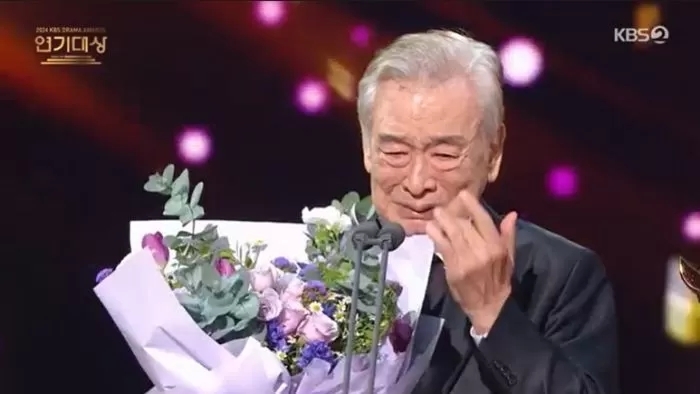 무대 떠난 이순재, 마지막 남기고 떠난 한마디는... ‘뜨거운’ 수상 소감 재조명