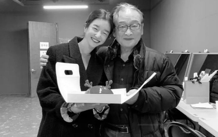 서예지, ‘데뷔작 인연’ 故 이순재 손 꼭 잡고 추모... “가장 존경하는 선생님”