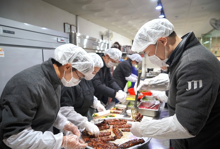 사진자료2_JTI코리아, 임직원과 무료급식 봉사활동 진행.jpg