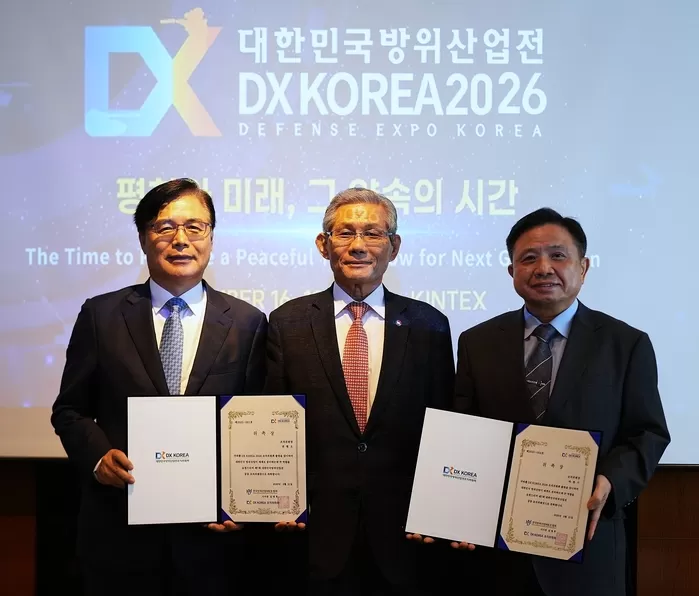 21일 DX KOREA 2026 조직위원회는 서울 삼성동 코엑스(오크우드 호텔)에서 각계 전문가들이 참석한 가운데 (사)한국방위산업MICE협회 김영후 이사장(사진 가운데)이 권평오 전 KOTRA 사장(사진 왼쪽)과 박한기 전 합참의장 (육군대장)에게 공동 조직위원장으로 위촉장을 전달하고 있다. /사진 제공 = 마인즈그라운드