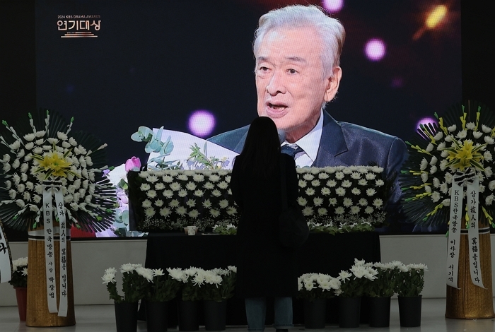 origin_원로배우이순재별세KBS에마련된추모공간.jpg