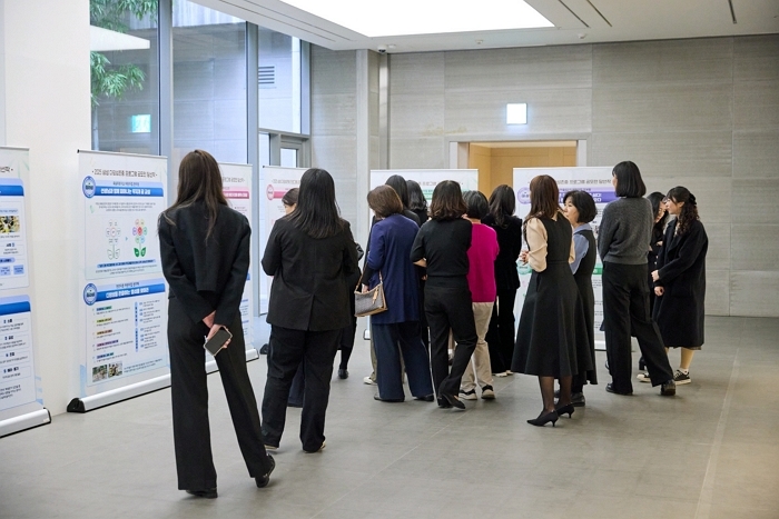 3. 우수사례 포스터세션 관람사진.jpg