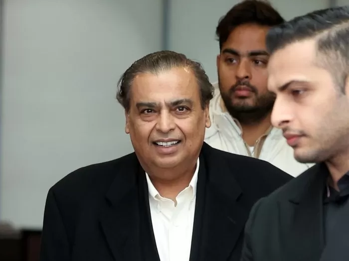 무케시 암바니 인도 릴라이언스 그룹 회장이 25일 서울 강서구 서울김포비즈니스항공센터를 통해 입국하고 있다./뉴스1