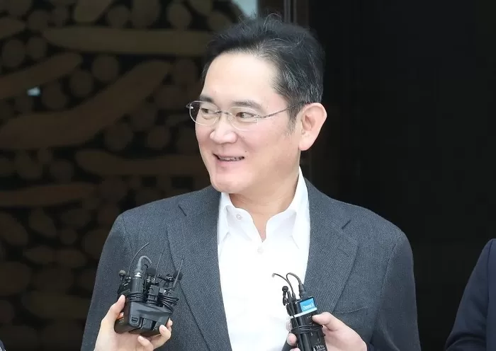 이재용 삼성전자 회장이 지난해 7월 무케시 암바니 인도 릴라이언스그룹 회장의 막내아들 결혼식에 참석한 뒤 귀국할 당시 모습. 뉴스1