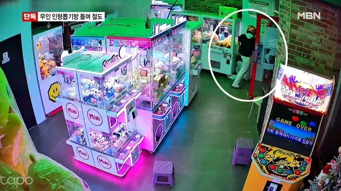새벽에 무인 인형뽑기방만 노린 20대 헬멧男... 4곳서 1400만원 절도