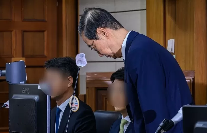 한덕수 전 국무총리가 30일 서울 서초구 서울중앙지법에서 열린 내란 우두머리 방조 및 위증 등 혐의 재판에 피고인으로 출석해 있다 / 뉴스1