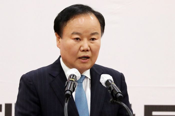 국힘 “계엄 1주년, 사과하고 부정하면 지지자들이 어떻게 생각하겠냐”