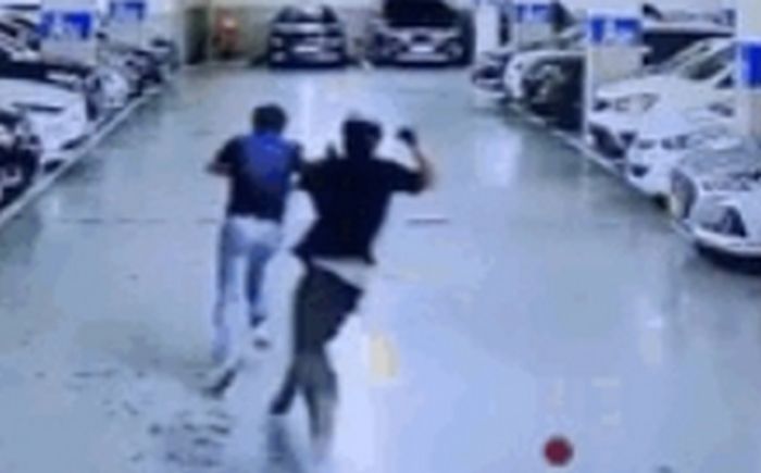 쇠망치, 냉동 탑차까지 준비... 중소기업 대표 납치·살해 시도한 30대 중국인 일당 (CCTV 영상)