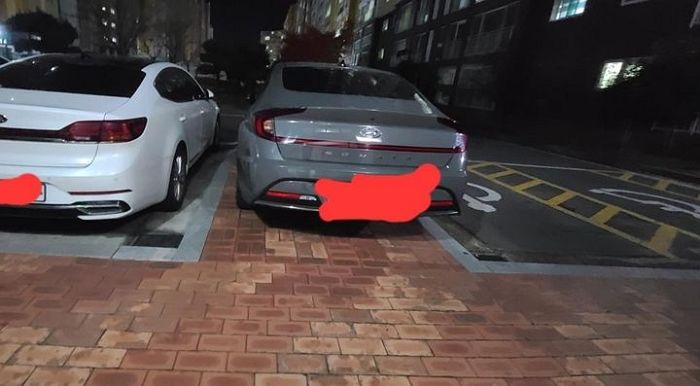 아파트 입구 보행로 점령한 ‘무개념 주차’... 주민들 분노