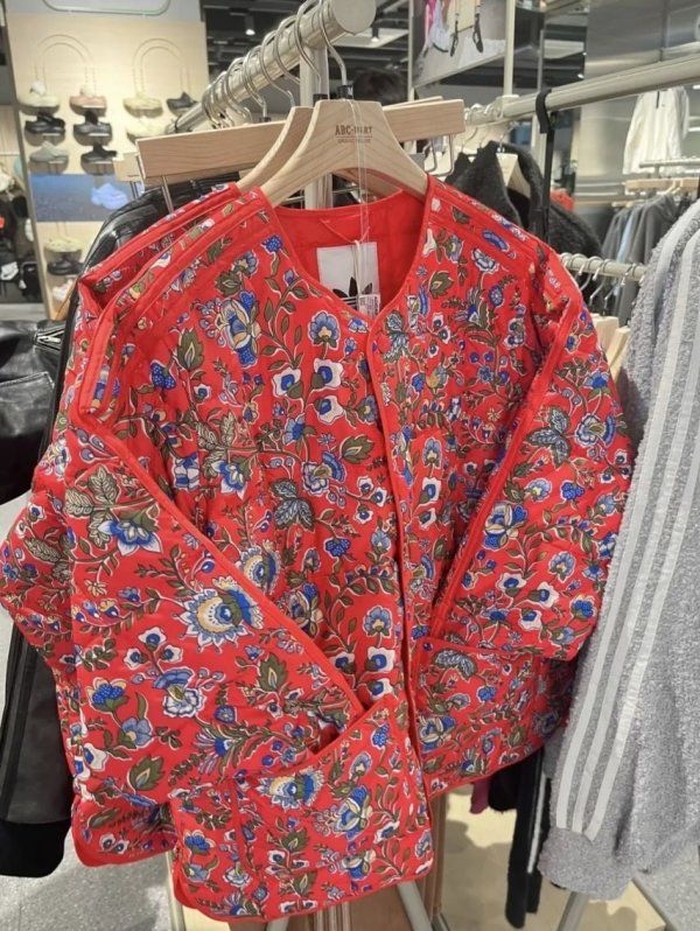 김장철 에디션?... 아디다스 신상 ‘꽃무늬 재킷’, 벌써 완판