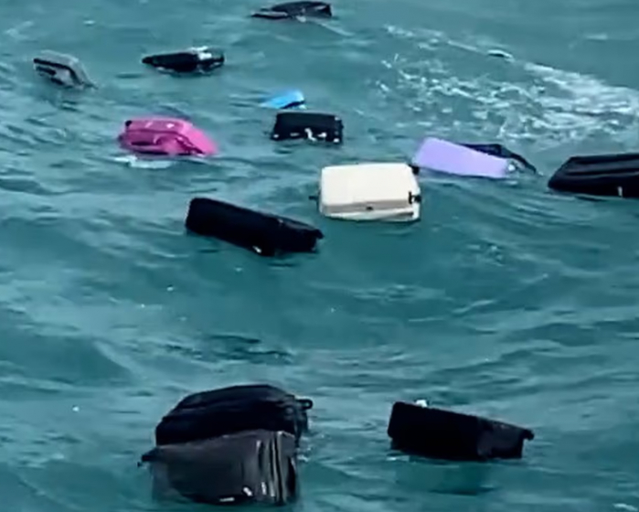 “바다에 둥둥 떠다니는 캐리어, 내꺼 아냐?” 태국 바다서 수하물 수십개 유실 (영상)