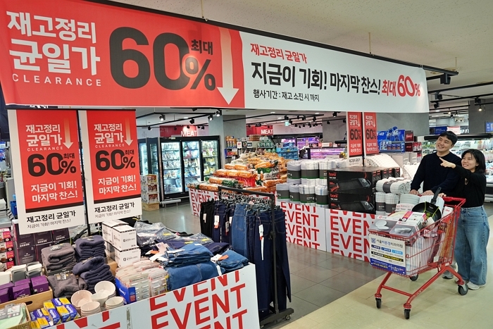 [롯데쇼핑-롯데마트] 롯데마트 송파점에서 '연말 클리어런스 대전'을 홍보하고 있는 최하연(오른쪽), 이강석(왼쪽) 롯데마트 패션팀 MD(2).jpg