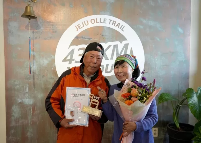 올레길 100회 완주자 한창수씨(왼쪽)