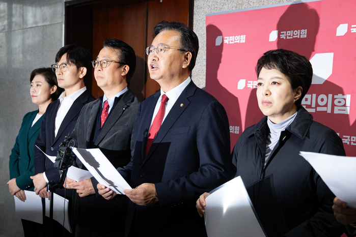 유상범 국민의힘 원내수석부대표를 비롯한 국회운영위원들이 26일 서울 여의도 국회에서 열린 국회운영개선소위원회에서 민주당이 필리버스터 무력화 법안을 강행 처리했다며 규탄 성명을 발표하고 있다. 왼쪽부터 국민의힘 서지영, 박충권, 곽규택, 유상범, 김은혜 의원 / 뉴스1