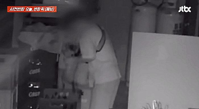 새벽에 출몰해 술 500병 훔친 50대 남성... 직접 잠복해 잡아낸 식당 사장 (영상)