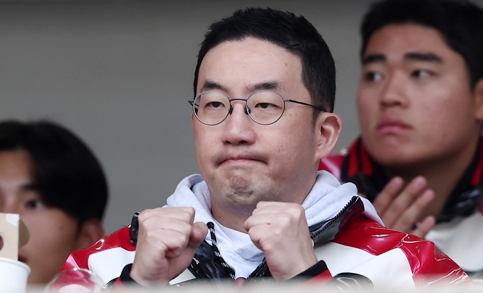 origin_한국시리즈1차전승리에주먹불끈쥔구광모회장 (1).jpg