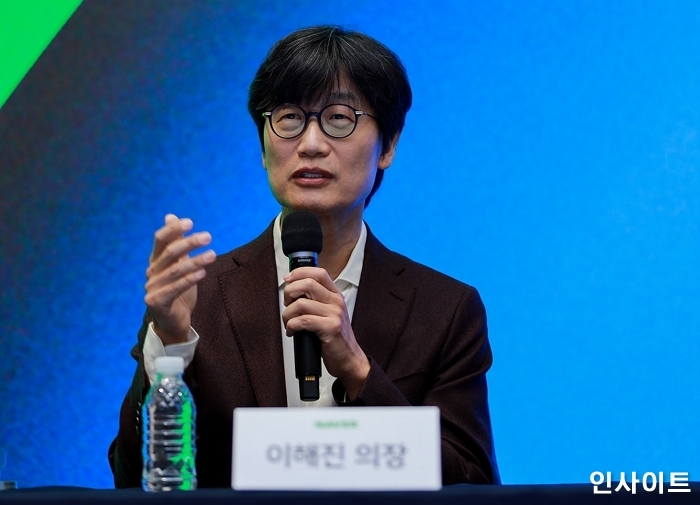 네이버가 먼저 두나무 불렀다... 이해진이 직접 설계한 ‘송치형 카드’