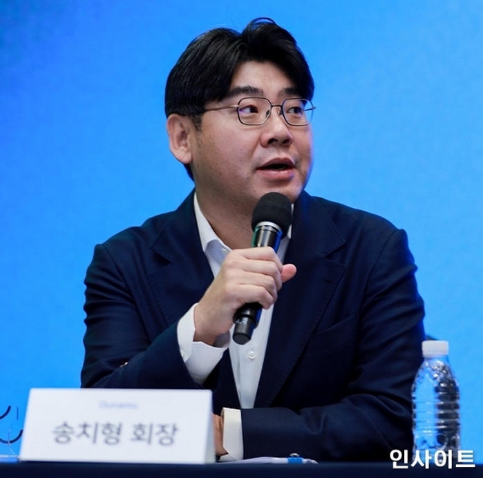 [사진] 27일 경기도 성남시에 위치한 네이버 1784에서 열린 3사 공동 기자간담회에서 송치형 두나무 회장이 기자들의 질의에 답변하고 있다. (1).jpg