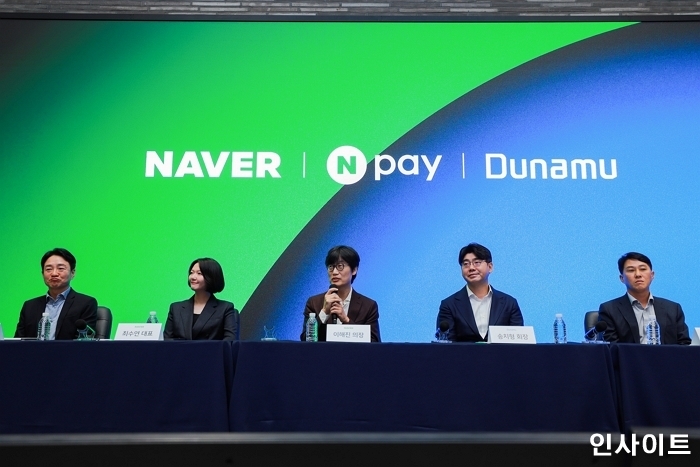 [사진] 27일 경기도 성남시에 위치한 네이버 1784에서 진행된 네이버-네이버파이낸셜-두나무 3사 공동 기자간담회에서 3사 경영진들이 발표를 진행하고 있다. 좌측부터 박상진 Npay 대표, 최수연 네이버 대표이사, 이해진 네이버 이사회 의장, 송치형 두나무 회장, 오경석 두나무 대표이사.jpg