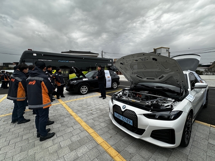 사진-BMW 그룹 코리아, 제주 ‘소방대원 전기차 안전구조 세미나’에 교육용 차량 지원 (1).jpg