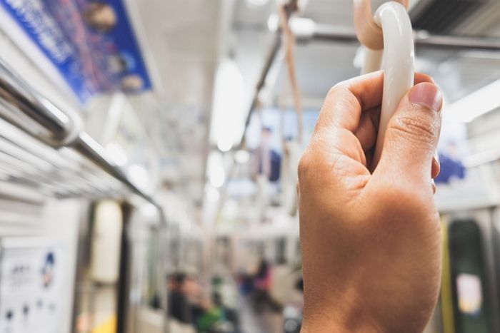 휠체어 타고 지하철 들어와 손잡이에 '맨발' 올려놓은 할아버지