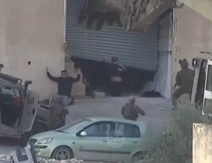 “양손 들고 항복했는데”…이스라엘군, 비무장 팔레스타인인 2명 사살