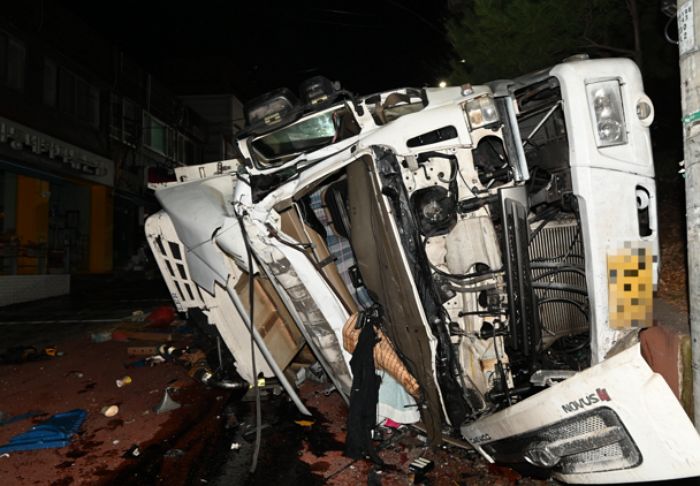 서울 금천구 내리막길서 전도된 4.5t 냉동탑차... 50대 운전자 ‘사망’