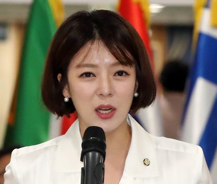 국힘 배현진 “왕 되고파 어좌 앉은 천박한 김건희·남편의 계엄 역사와 결별해야”